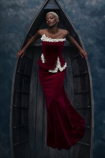 Abito da sera bordeaux asimmetrico con peplo  firmato da stilista 